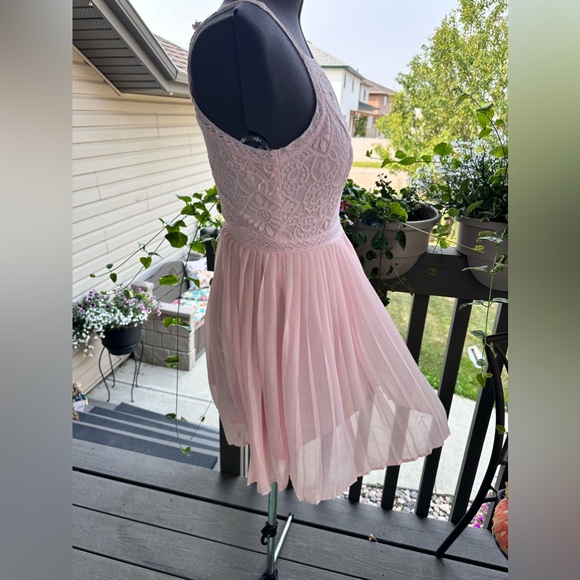 Baby pink chiffon and lace Hollister dress - Picture 4 of 10